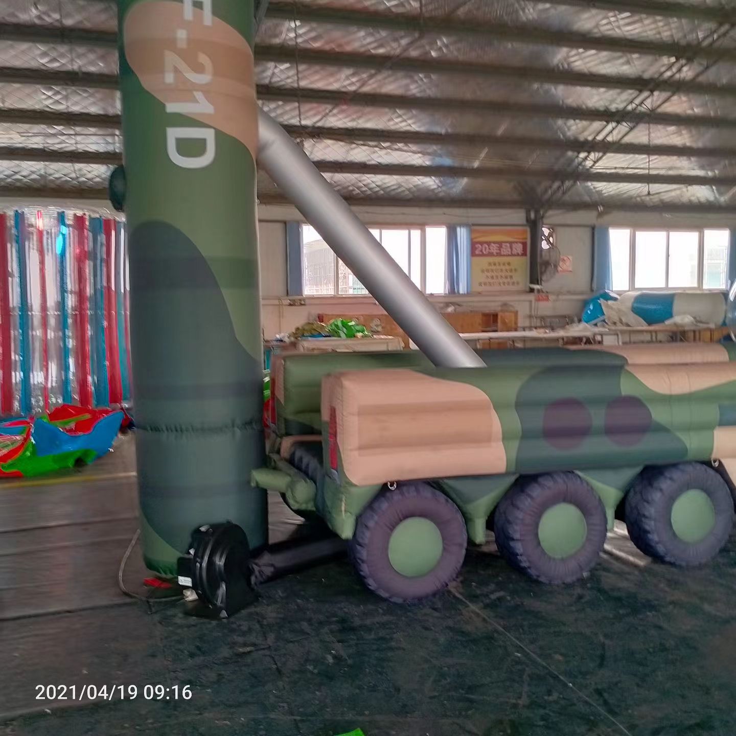 丰润军事演习中的充气目标车辆：模拟发射车雷达车坦克飞机